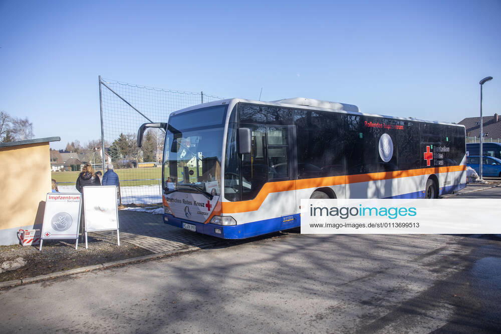 Impfbus. Sachsen hatte vor Weihnachten die höchste Inzidenz in Deutschland. Viele Menschen hoffen auf einen Impfstoff. Dieser ist nun da und es wird geimpft. In Sachsen ist dafür das DRK zuständig. In Eigeninitiative hat das DRK Mittelsachsen nun einen Impfbus zur Verfügung gestellt. Dabei kaufte das DRK einen alten Linienbus und stattete diese mit einer Impfstrecke aus. Das eigentliche Impfzentrum ist für Mittelsachsen in Mittweida. Menschen aus Großhartmannsdorf haben eine lange Wegstrecke bis nach Mittweida und auch die Anbindung an den öffentlichen Nahverkehr ist nicht ideal. Mit 180 Personen seit die Impfanzahl in Großhartmannsdorf auch überschaubar. 120 Menschen aus Großhartmannsdorf haben sich einen Termin geholt. We