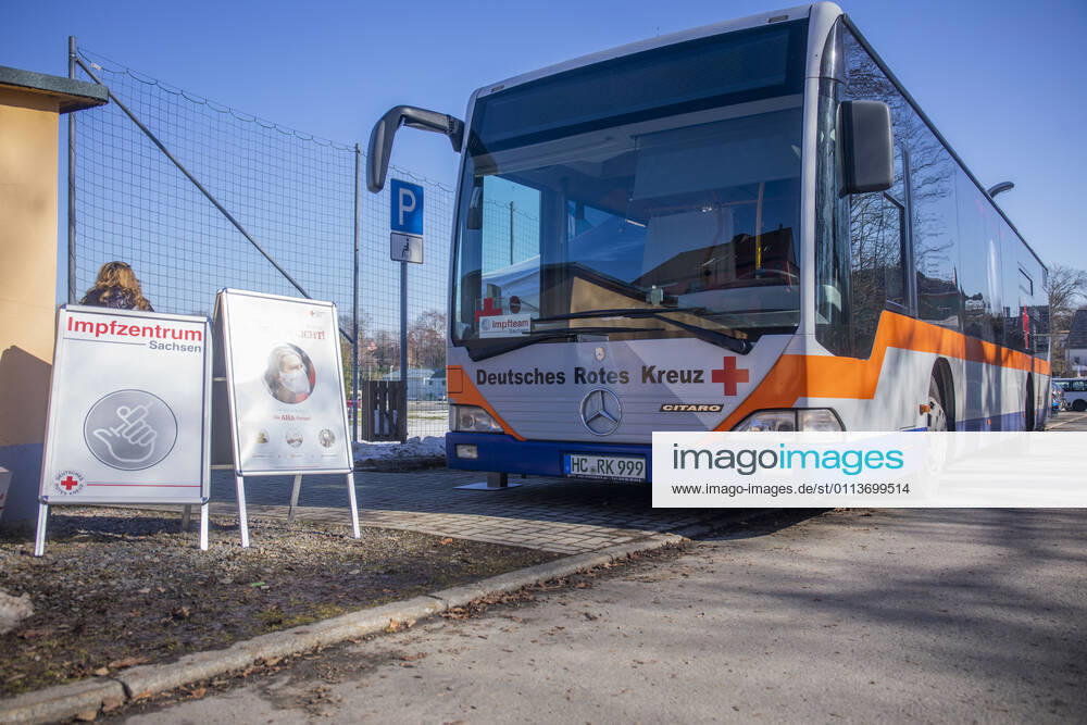 Impfbus. Sachsen hatte vor Weihnachten die höchste Inzidenz in Deutschland. Viele Menschen hoffen auf einen Impfstoff. Dieser ist nun da und es wird geimpft. In Sachsen ist dafür das DRK zuständig. In Eigeninitiative hat das DRK Mittelsachsen nun einen Impfbus zur Verfügung gestellt. Dabei kaufte das DRK einen alten Linienbus und stattete diese mit einer Impfstrecke aus. Das eigentliche Impfzentrum ist für Mittelsachsen in Mittweida. Menschen aus Großhartmannsdorf haben eine lange Wegstrecke bis nach Mittweida und auch die Anbindung an den öffentlichen Nahverkehr ist nicht ideal. Mit 180 Personen seit die Impfanzahl in Großhartmannsdorf auch überschaubar. 120 Menschen aus Großhartmannsdorf haben sich einen Termin geholt. We