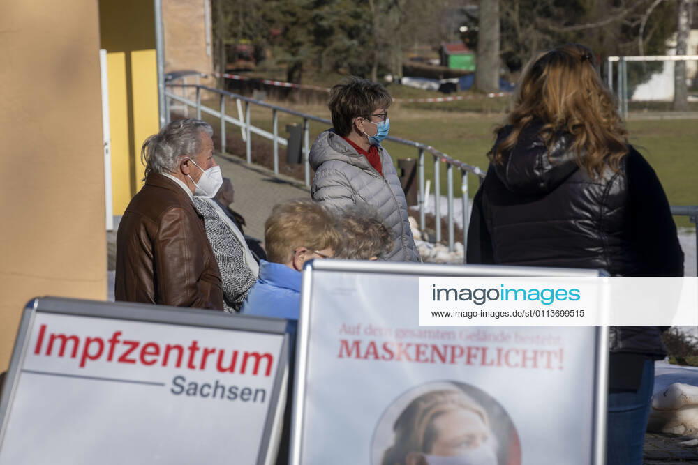 Impfbus. Sachsen hatte vor Weihnachten die höchste Inzidenz in Deutschland. Viele Menschen hoffen auf einen Impfstoff. Dieser ist nun da und es wird geimpft. In Sachsen ist dafür das DRK zuständig. In Eigeninitiative hat das DRK Mittelsachsen nun einen Impfbus zur Verfügung gestellt. Dabei kaufte das DRK einen alten Linienbus und stattete diese mit einer Impfstrecke aus. Das eigentliche Impfzentrum ist für Mittelsachsen in Mittweida. Menschen aus Großhartmannsdorf haben eine lange Wegstrecke bis nach Mittweida und auch die Anbindung an den öffentlichen Nahverkehr ist nicht ideal. Mit 180 Personen seit die Impfanzahl in Großhartmannsdorf auch überschaubar. 120 Menschen aus Großhartmannsdorf haben sich einen Termin geholt. We