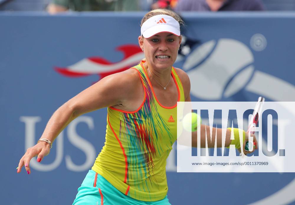 US Open 2012, USTA Billie Jean King National Tennis Center, Flushing Meadows, New York, ITF Grand Slam Tennis Tournament , Angelique Kerber (GER),Aktion,Einzelbild,Halbkoerper,Querformat,