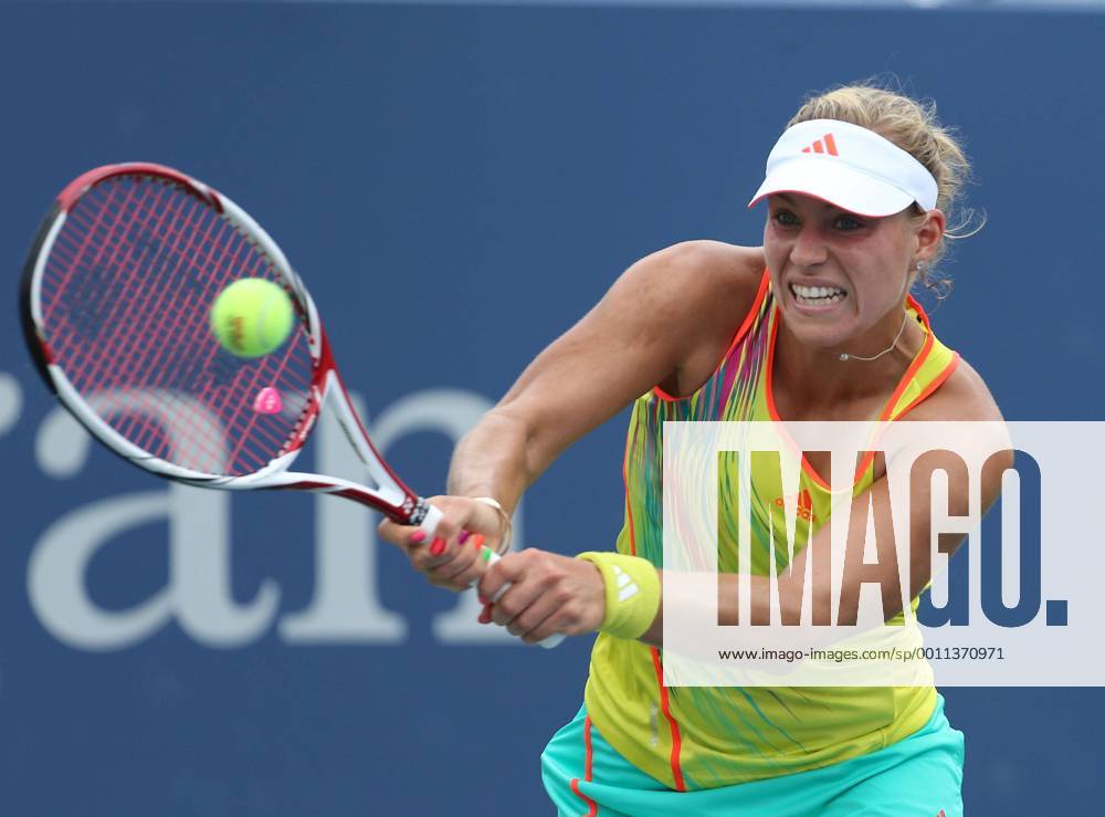 US Open 2012, USTA Billie Jean King National Tennis Center, Flushing Meadows, New York, ITF Grand Slam Tennis Tournament , Angelique Kerber (GER),Aktion,Einzelbild, Halbkoerper,Querformat,