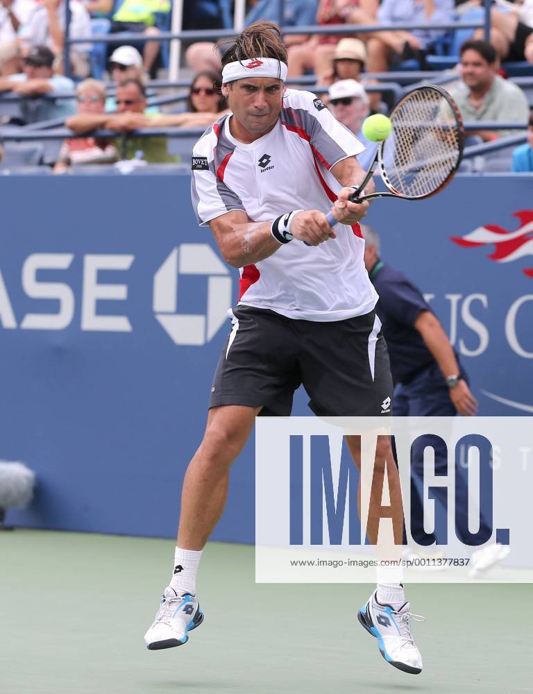 US Open 2012, USTA Billie Jean King National Tennis Center, Flushing Meadows, New York, ITF Grand Slam Tennis Tournament , David Ferrer (ESP), Aktion, Einzelbild, Ganzkörper,Hochformat,
