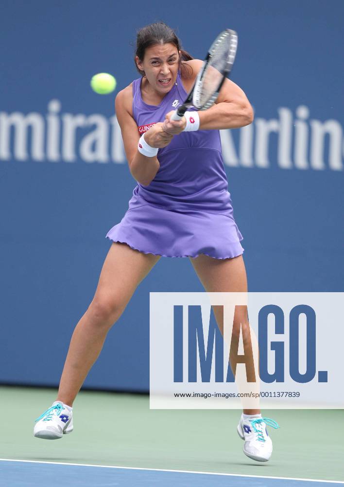 US Open 2012, USTA Billie Jean King National Tennis Center, Flushing Meadows, New York, ITF Grand Slam Tennis Tournament , Marion Bartoli (FRA), Aktion, Einzelbild, Ganzkörper,Hochformat,