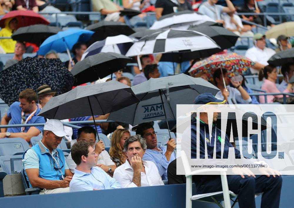 US Open 2012, USTA Billie Jean King National Tennis Center, Flushing Meadows, New York, ITF Grand Slam Tennis Tournament ,Zuschauer auf der Tribüne mit Regenschirm,Regenpause,Querformat,,
