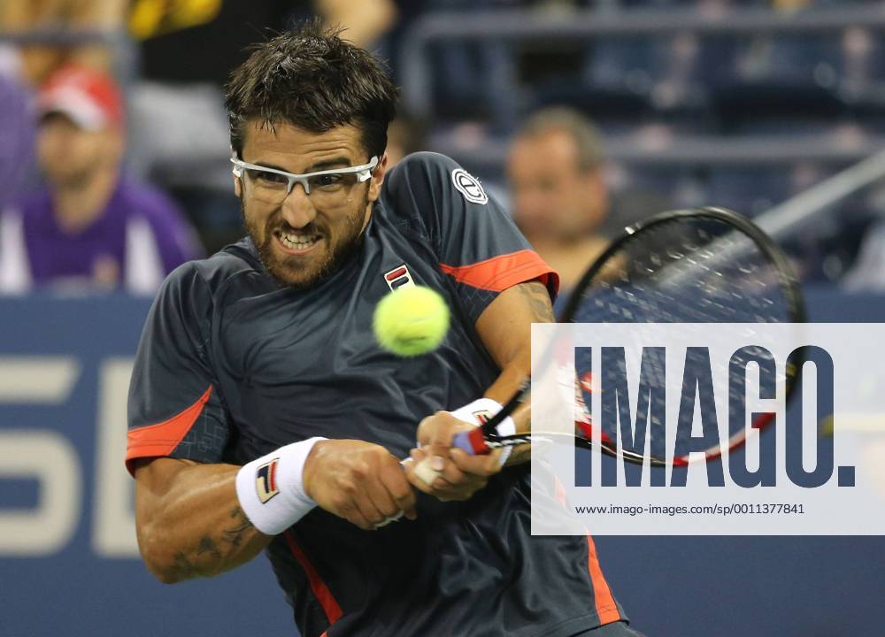 US Open 2012, USTA Billie Jean King National Tennis Center, Flushing Meadows, New York, ITF Grand Slam Tennis Tournament , Janko Tipsarevic (SRB), Aktion, Einzelbild, Halbkörper,Querformat,
