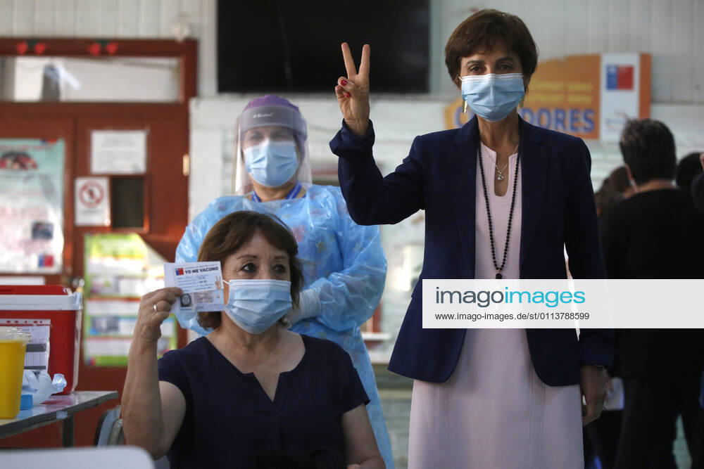 The Undersecretary of Public Health, Paula Daza, the mayor of Estacion Central, Miguel Abdo and the director of the Central Metropolitan Health Service, Patricia MÃ ndez, give details about the vaccination process for older adults lagging behind, also reinforcing the call to prioritize vacc
