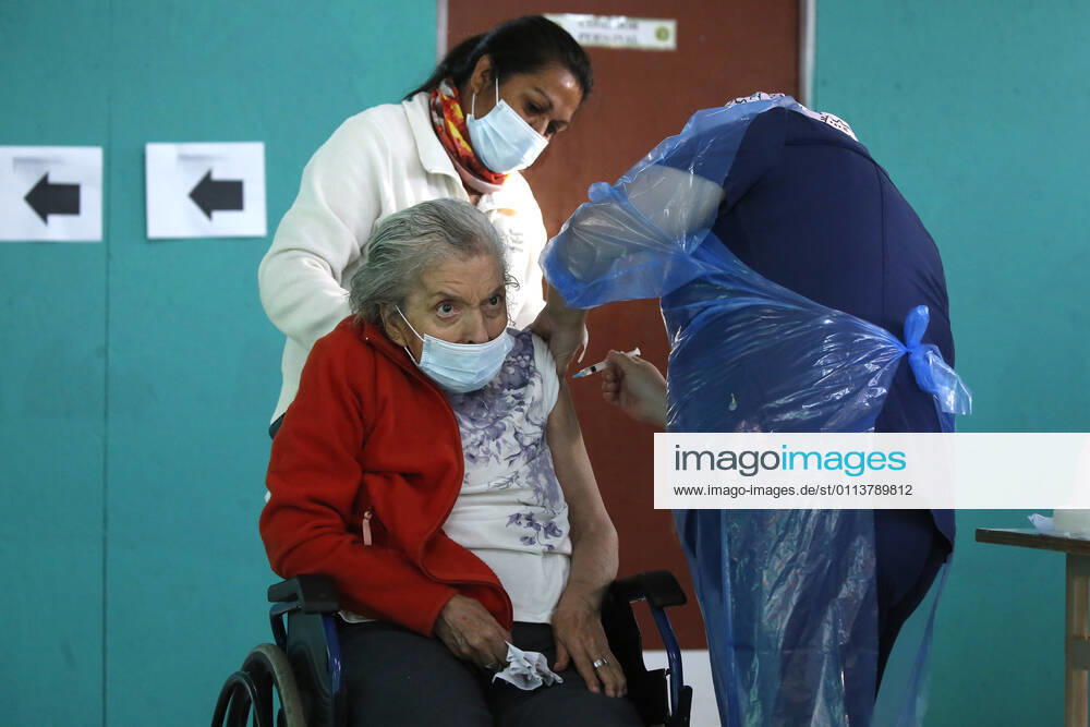 The Undersecretary of Public Health, Paula Daza, the mayor of Estacion Central, Miguel Abdo and the director of the Central Metropolitan Health Service, Patricia MÃ ndez, give details about the vaccination process for older adults lagging behind, also reinforcing the call to prioritize vacc