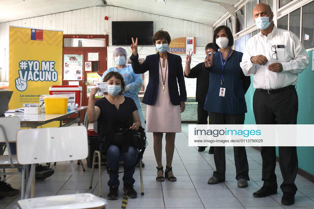 The Undersecretary of Public Health, Paula Daza, the mayor of Estacion Central, Miguel Abdo and the director of the Central Metropolitan Health Service, Patricia MÃ ndez, give details about the vaccination process for older adults lagging behind, also reinforcing the call to prioritize vaccin