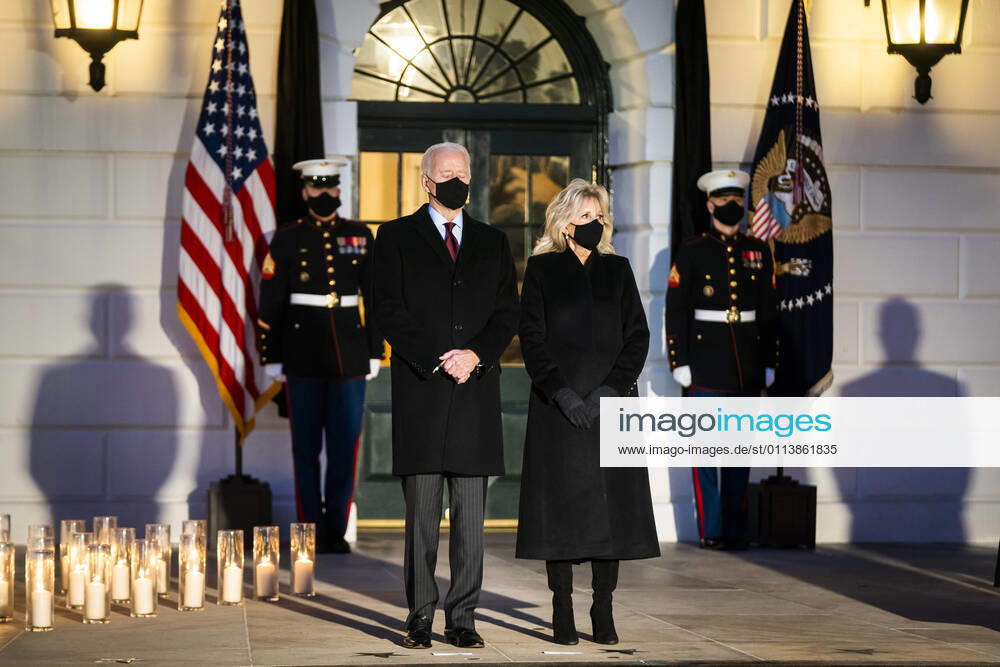 Coronavirus in den USA, Joe Biden - Schweigeminute am Weißen Haus February 22, 2021, Washington, District of Columbia, USA: US President Joseph Biden (C-L), First Lady Jill Biden (C-R) hold a moment of silence and candle lighting ceremony on the South Portico of the White House for the 500,000 Americans who have died from the Covid pandemic in Washington, DC, USA, 22 February 2021 Washington USA - ZUMAs152 20210222_zaa_s152_344