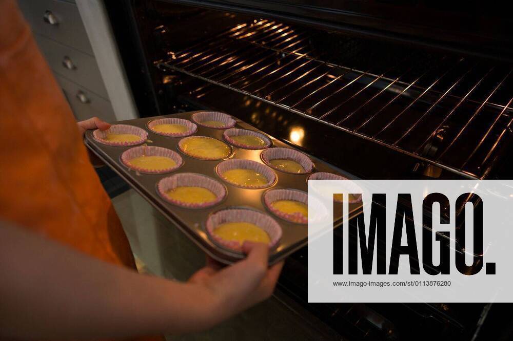 IMAGO Creative: Clickbait, Rezepte und Kochen Cropped hands of girl keeping muffin tin in oven Cropped hands of girl keeping muffin tin in oven at kitchen, model released, , property released, Cape Town, South Africa, 2017-05-24T23:00:00.000Z, 1054219.jpg, kitchen, domestic kitchen, domestic room, home, house, household, homey, apartment, domicile, abode, lifestyle, childhood, food, food and drink, freshness, holding, preparation, preparing, preparing food, cupcake holder, muffin, muffin tin, making, baking, oven, technology, appliance, home made, making a cake, standing, cooking, side by side, apron, cropped, part of, human hand, human body part Child, Girl, Female, Chinese, 8-9 Years, Girls, Chinese Ethnicity Indoors