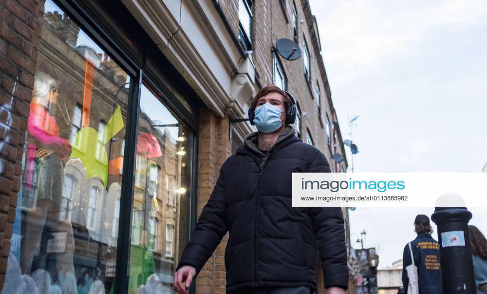Coronavirus in Großbritannien, Eindrücke aus London February 22, 2021, London, United Kingdom: A man wearing a face mask walking on the street in London.Prime Minister Boris Johnson unveils plan to end England restrictions. A new four-step plan to ease England s lockdown could see all legal limits on social contact lifted by 21 June, if strict conditions are met. London United Kingdom - ZUMAs197 20210222_zaa_s197_262