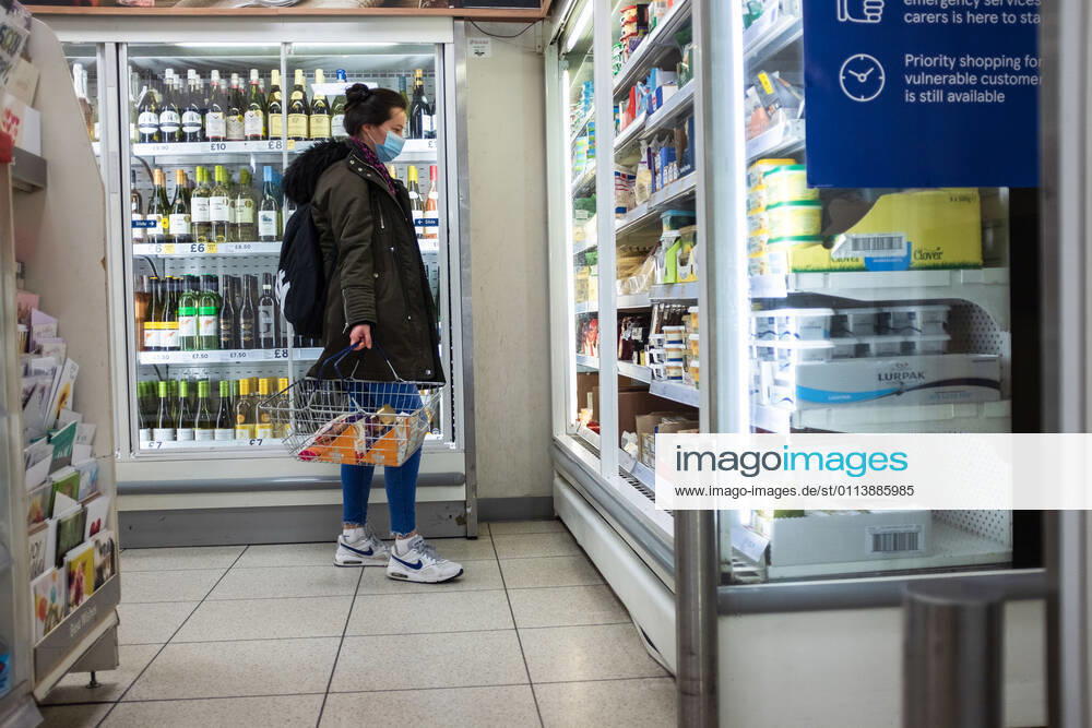 Coronavirus in Großbritannien, Eindrücke aus London February 22, 2021, London, United Kingdom: A lady wearing face a mask seen at Tesco supermarket in London..Prime Minister Boris Johnson unveils plan to end England restrictions. A new four-step plan to ease England s lockdown could see all legal limits on social contact lifted by 21 June, if strict conditions are met. London United Kingdom - ZUMAs197 20210222_zaa_s197_279