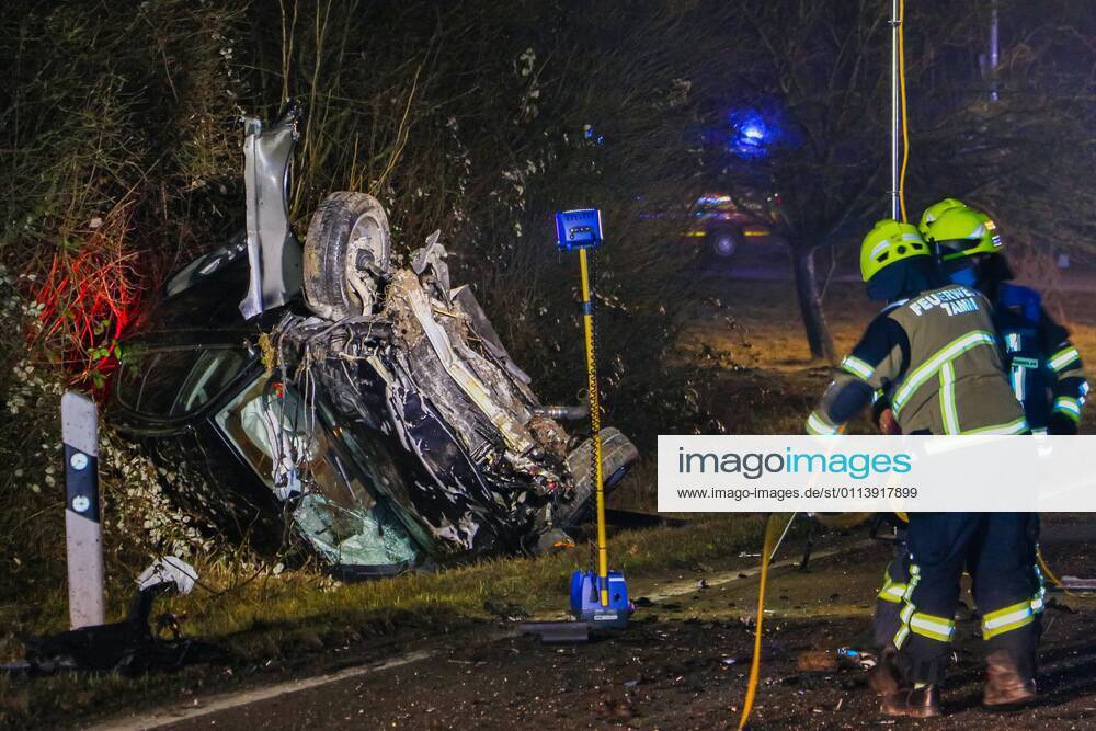 Tödlicher Unfall nach Vorfahrtsverletzung im Einmündungsbereich. Rettungskräfte können 43-Jährigen nicht mehr retten. 22.02.2021: Am Montag gegen 22.30 Uhr befuhr ein 43-jähriger Opel Corsa Fahrer von Bietigheim-Bissingen kommend die Porschestraße in Richtung der Kreisstraße 1671. An der Einmündung in die Kreisstraße beachtet der Opel Corsa Fahrer nicht die Vorfahrt eines 36-jährigen Audi Fahrers, welcher von links aus Richtung der Bundestraße 27 kam und in Richtung Tamm fuhr. Bei der Kollision wurde der 43-jährige in seinem Opel Corsa eingeklemmt und musste von der Feuerwehr aus seinem Fahrzeug befreit werden. Der 43-Jährige verstarb noch an der Unfallstelle. Der Audi wurde nach links abgewiesen, überschlug sich und kam im Straßengraben z