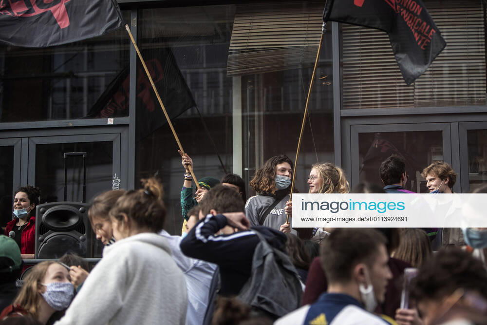 Students protest against the isolation and precariousness due to the Covid-19 crisis at the Libre University (ULB) in Brussels. The students are asking, among others, for the reopening of audiences, the resumption of extra-curricular activities, the resumption of sport, free psychological support, and a Covid-19 grant. Brussels, Belgium, February 22, 2021. Brussels Belgium - ZUMAm177 20210222_zip_m177_031