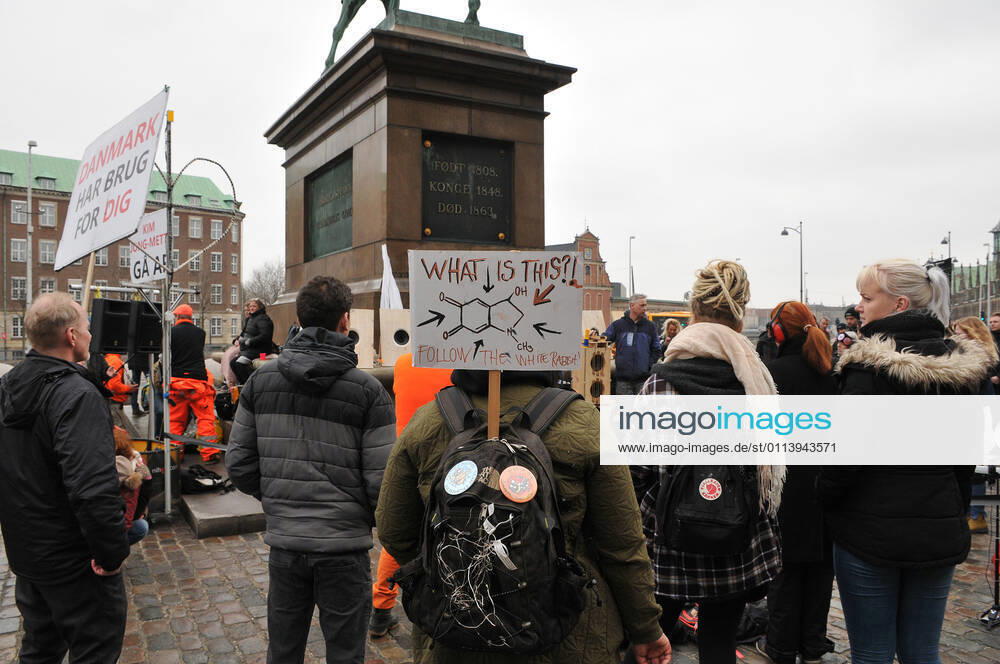 Copenhagen, Denmark. 23 February 2021, Danes proetesting againest coronavirus pandemic new debate in danish parliamenet about quick corona virus pandemic law in danish parliament with all political parties and stage anti pandemic law debates in front of danish parliament and danish police stand peaceful proteact danish parliament in front christiansborg danish parliament in Copenhagen. (Photo..Francis Dean Deanpictures)