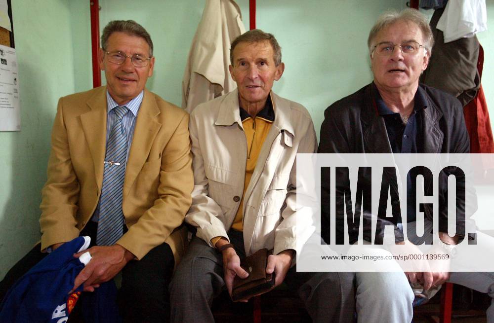Ehemalige DDR Fußballer in der Kabine - v. li.: Eberhard Vogel, Wolfgang Blochwitz und Peter Ducke Fußball Herren Traditionsspiel 2004, Traditionsteam, Nationalmannschaft, Nationalteam, Vdig Gruppe Magdeburg, Traditionsmannschaft, Ehemalige