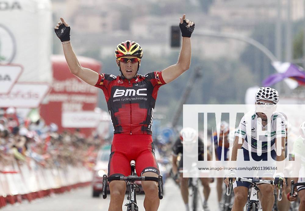 Philippe Gilbert comes winner to the finish line in stage of La Vuelta 2012 beetwen Penafiel-La Lastrilla in presence of Alejandro Valverde, second clasified (r).September 7,2012. (201209075368)