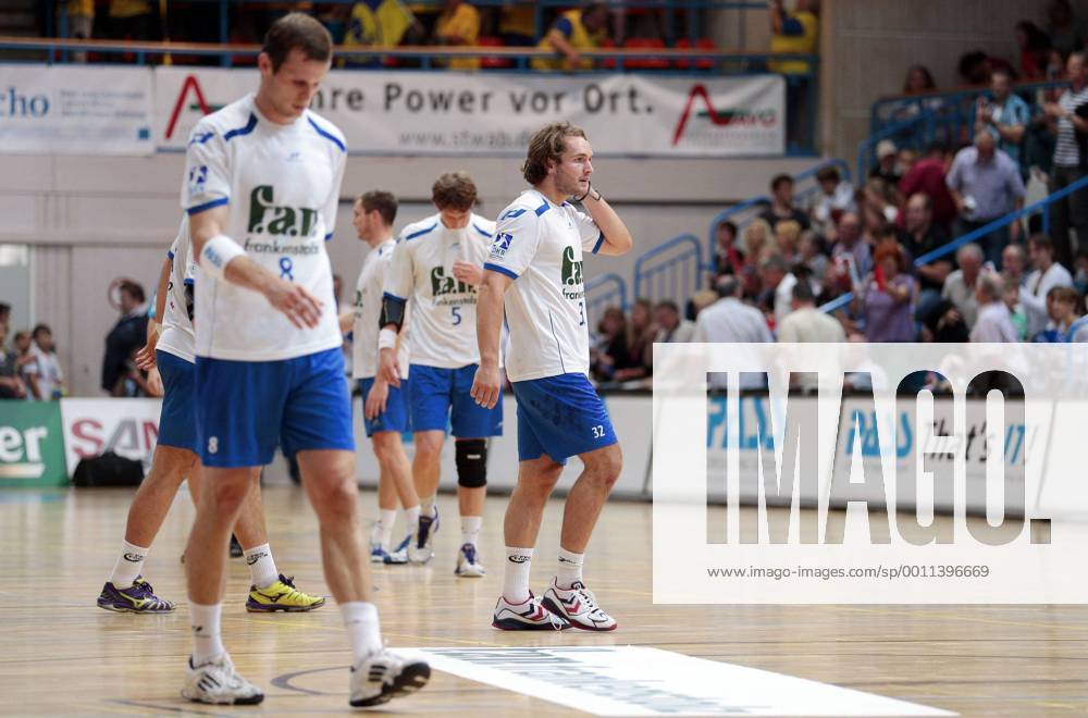 Handball, 1. Bundesliga, TV Grosswallstadt vs. Rhein-Neckar Löwen, Enttäuschung bei den Spielern vom TV Grosswallstadt nach Spielende.