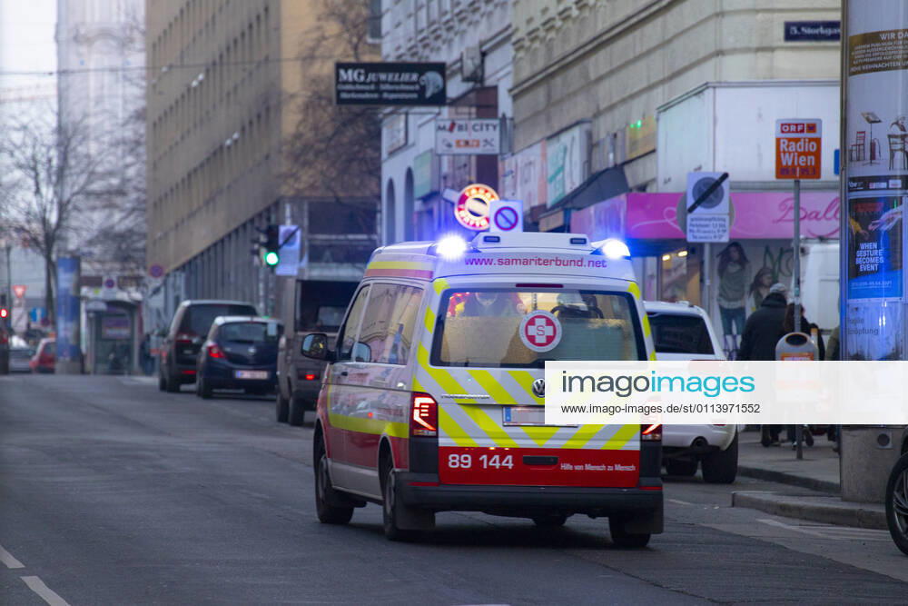 Vienna, Austria: Ambulance car in service Ein Krankenwagen des Wiener Samariterbundes befährt die Reinprechtsdorfer Straße im 5. Wiener Gemeindebezirk mit eingeschaltetem Blaulicht in Fahrtrichtung Matzleinsdorfer Platz. Wien, Österreich. Februar 2021