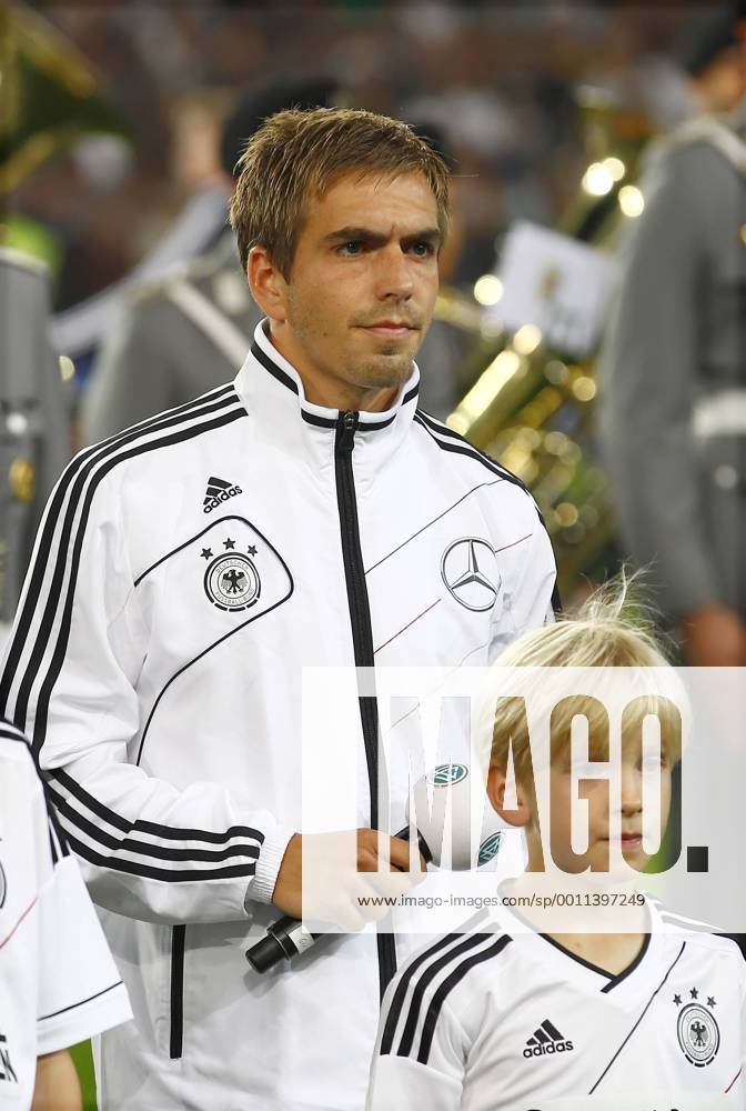 AWD Arena, Hannover, Weltmeisterschaft Qualifikation, Deutschland (GER) vs Faeroeer (FR), im Bild Philipp Lahm (16, Deutschland) mit Mikrofon in der Hand GER, WMQ, Deutschland vs Faeroeer