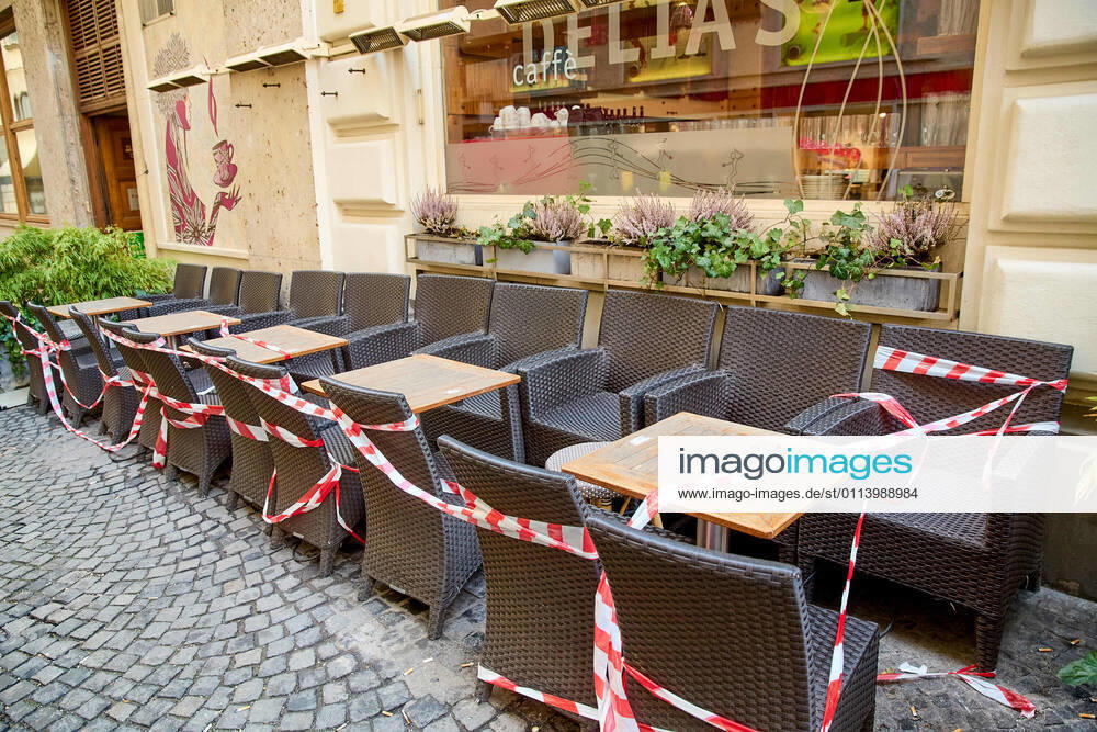 - Wien 23.02.2021 - Coronavirus Krise - Am 15. März könnten laut heutigen Meldungen auch Gastronomie und Kulturstätten wieder aufsperren. Teil des Konzepts könnte das Freitesten sein bei dem ein Corona-Schnelltest nicht älter als 48 Stunden den Eintritt in Restaurants, Gaststätten, Hotels, Lokale und alle Kulturbetriebe wie Theater, Kinos, Opern- und Konzerthäuser etc ermöglichen soll. PHOTO: Noch sind alle Lokale und Terrassen für Kunden geschlossen. Mit einem negativen Corona Antigentest könnte ein Besuch wieder möglich werden. Vienna, Austria - Coronavirus Crisis - According to today s reports, restaurants and cultural sites could open again on March 15. Part of the concept could be the so called freest of all, in which a corona