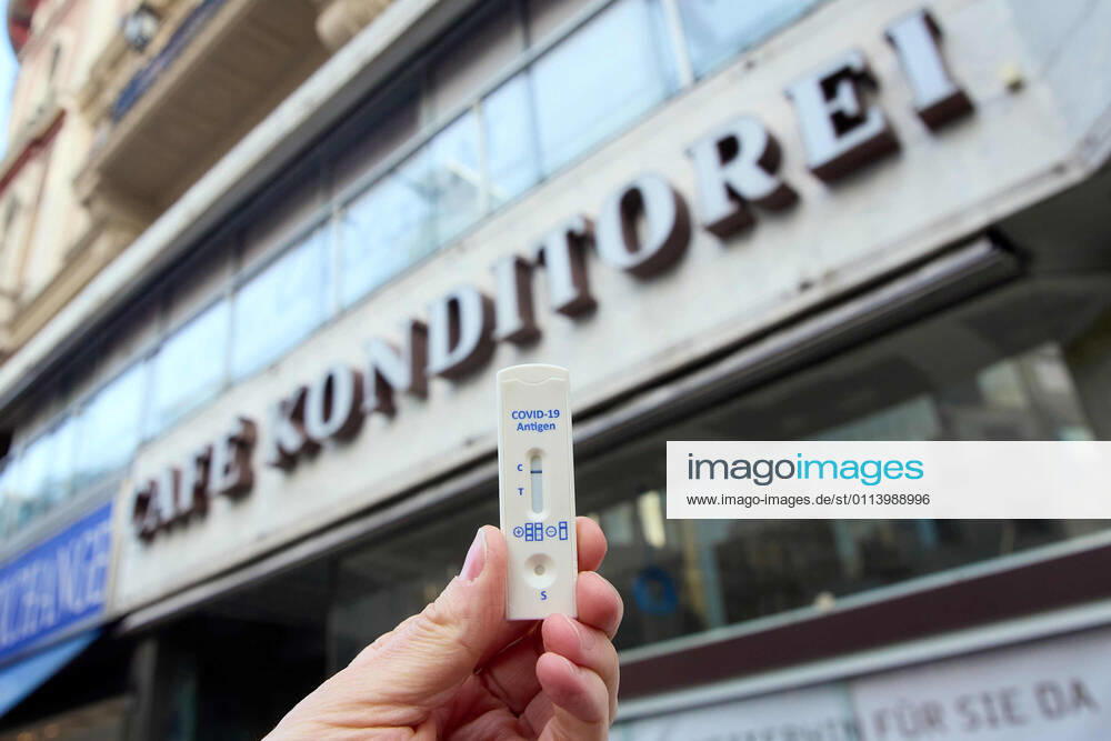 - Wien 23.02.2021 - Coronavirus Krise - Am 15. März könnten laut heutigen Meldungen auch Gastronomie und Kulturstätten wieder aufsperren. Teil des Konzepts könnte das Freitesten sein bei dem ein Corona-Schnelltest nicht älter als 48 Stunden den Eintritt in Restaurants, Gaststätten, Hotels, Lokale und alle Kulturbetriebe wie Theater, Kinos, Opern- und Konzerthäuser etc ermöglichen soll. PHOTO: Noch sind alle Lokale und Terrassen für Kunden geschlossen. Mit einem negativen Corona Antigentest könnte ein Besuch wieder möglich werden. Vienna, Austria - Coronavirus Crisis - According to today s reports, restaurants and cultural sites could open again on March 15. Part of the concept could be the so called freest of all, in which a corona