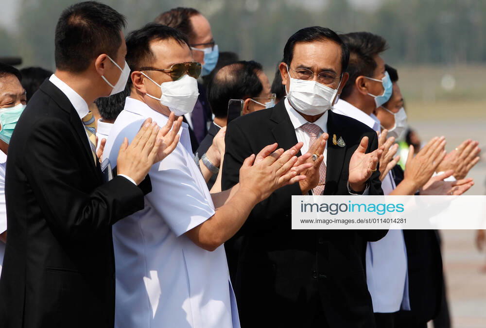(FROM L-R) Charge d Affaires of China embassy of Thailand, Thailand s Public Health Minister Anutin Charnvirakul and Thailand s Prime Minister Prayuth Chan-ocha applaud during a ceremony to mark the arrival of 200,000 doses of the Sinovac vaccine shipment at Suvarnabhumi airport in Bangkok. Bangkok Thailand - ZUMAs197 20210224_zaa_s197_013