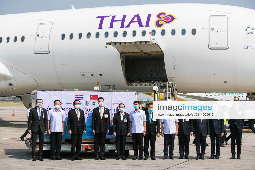 (210224) -- BANGKOK, Feb. 24, 2021 -- Thai Prime Minister Prayut Chan-o-cha (3rd L), Deputy Prime Minister and Public Health Minister Anutin Charnvirakul (2nd L), Chinese Embassy official Yang Xin (4th L) and other guests pose for group photos during a handover ceremony for the first batch of COVID-19 vaccines at Suvarnabhumi Airport in Bangkok, Thailand, Feb. 24, 2021. The first batch of COVID-19 vaccines that Thailand ordered from China s Sinovac Biotech arrived in the capital Bangkok Wednesday, putting the country on track to kickstart its national inoculation program. ) THAILAND-BANGKOK-CHINA-COVID-19-VACCINE-ARRIVAL ZhangxKeren