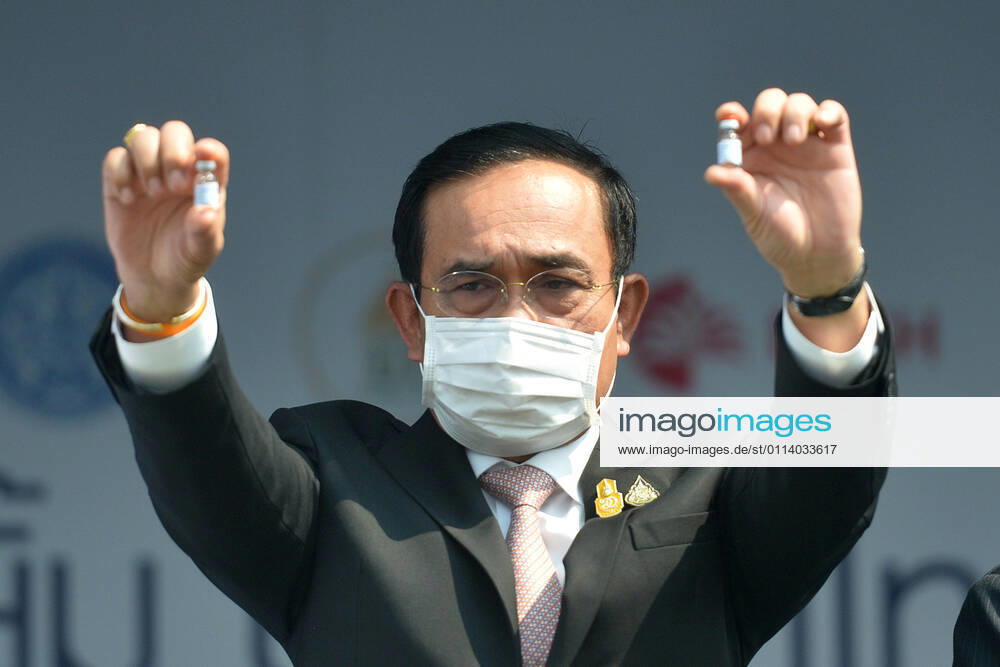 (210224) -- BANGKOK, Feb. 24, 2021 -- Thai Prime Minister Prayut Chan-o-cha presents two vials of Sinovac COVID-19 vaccine at Suvarnabhumi Airport in Bangkok, Thailand, Feb. 24, 2021. The first batch of COVID-19 vaccines that Thailand ordered from China s Sinovac Biotech arrived in the capital Bangkok Wednesday, putting the country on track to kickstart its national inoculation program. ) THAILAND-BANGKOK-CHINA-COVID-19-VACCINE-ARRIVAL RachenxSageamsak