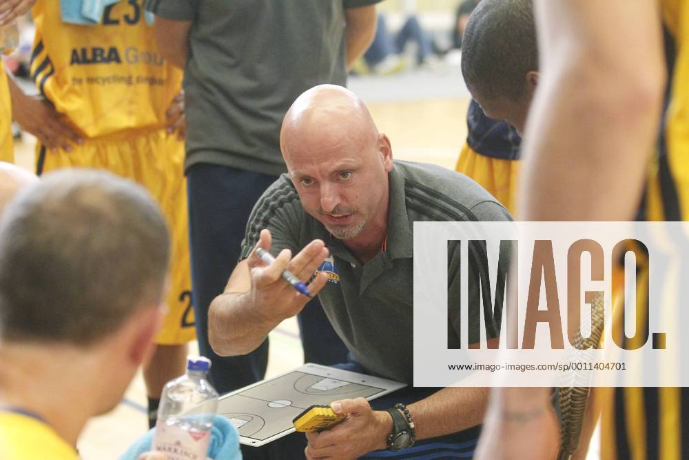 Sasa Obradovic, Trainer ALBA, gibt in der Pause Anweisungen, Trainer, coach, Gestik, Anweisungen, Aktion, quer MBB Mitteldeutscher BS vs ALBA Berlin, Testspiel, FreundschaftsspielBasketball, Bundesliga, BEKO BBL, Herren, Saison 2012 2013 Oranienburg