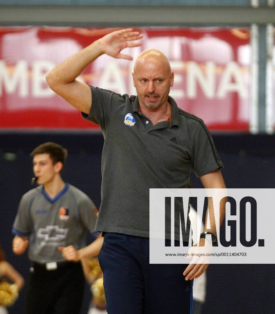Sasa Obradovic, Trainer ALBA, gestikulierend an der Seitenlinie, Einzelbild, Gestik, Aktion, hoch MBB Mitteldeutscher BS vs ALBA Berlin, Testspiel, FreundschaftsspielBasketball, Bundesliga, BEKO BBL, Herren, Saison 2012 2013 Oranienburg
