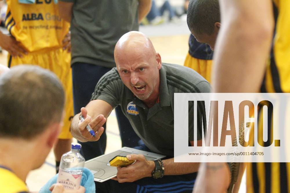 Sasa Obradovic, Trainer ALBA, gibt in der Pause Anweisungen, Trainer, coach, Gestik, Anweisungen, Aktion, quer MBB Mitteldeutscher BS vs ALBA Berlin, Testspiel, FreundschaftsspielBasketball, Bundesliga, BEKO BBL, Herren, Saison 2012 2013 Oranienburg