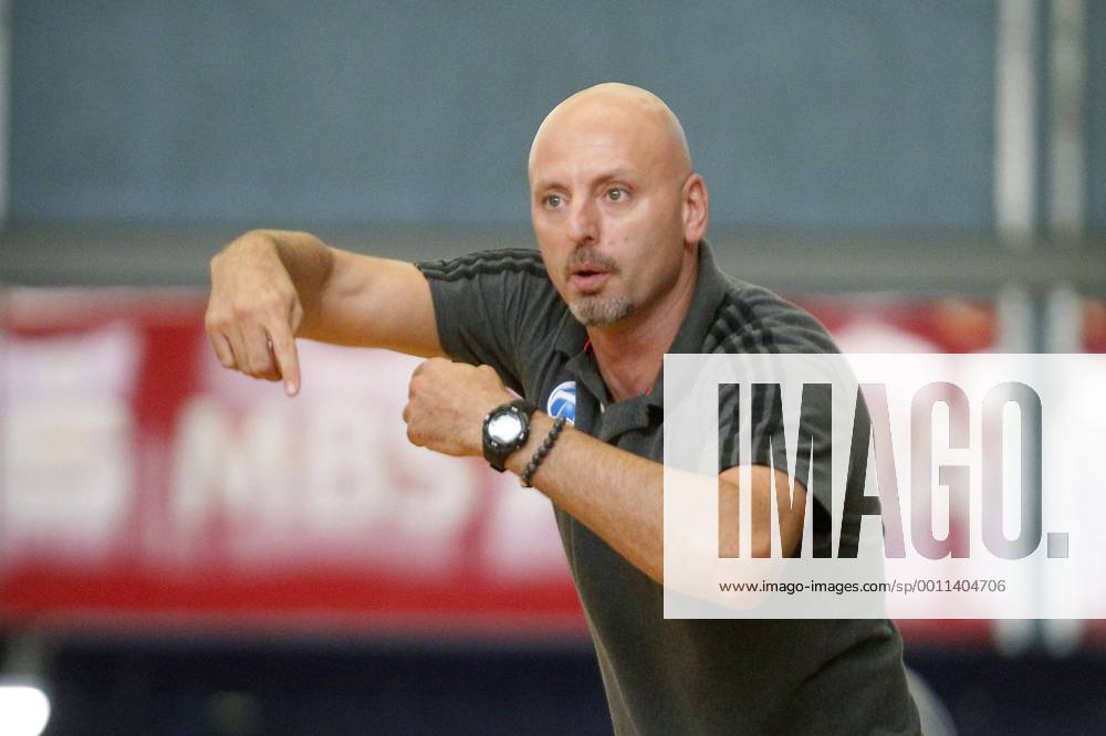 Sasa Obradovic, Trainer ALBA, gibt in der Pause Anweisungen, Trainer, coach, Gestik, Anweisungen, Aktion, quer MBB Mitteldeutscher BS vs ALBA Berlin, Testspiel, FreundschaftsspielBasketball, Bundesliga, BEKO BBL, Herren, Saison 2012 2013 Oranienburg