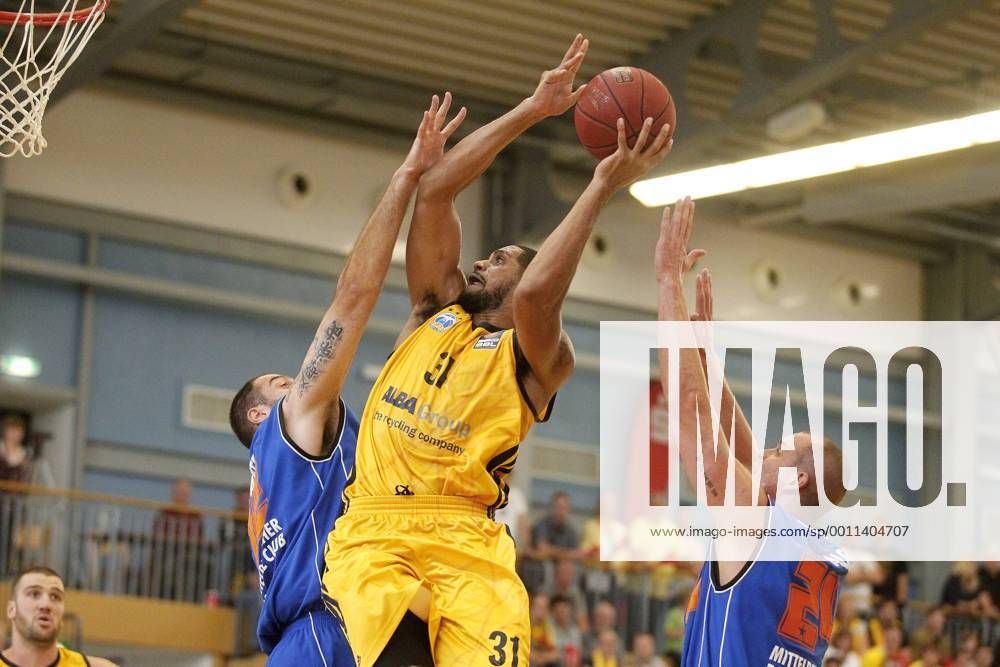 Nathan Peavy, ALBA, mitte mit Ball, links Djorde Pantelic, rechts Steve Wachalski, beide MBB, Zweikampf, Kampf, Wurf, Aktion, quer MBB Mitteldeutscher BS vs ALBA Berlin, Testspiel, FreundschaftsspielBasketball, Bundesliga, BEKO BBL, Herren, Saison 2012 2013 Oranienburg