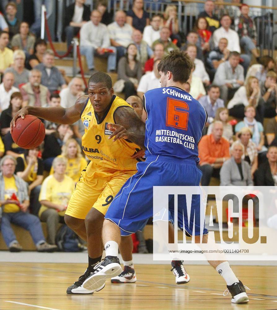 Deon Thompson, ALBA, hinten, vorne Malte Schwarz, MBB, Zweikampf, Kampf, Dribbling, Aktion, hoch MBB Mitteldeutscher BS vs ALBA Berlin, Testspiel, FreundschaftsspielBasketball, Bundesliga, BEKO BBL, Herren, Saison 2012 2013 Oranienburg