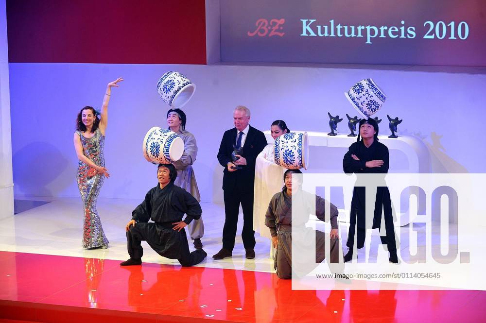 BZ Kulturpreis 2010 vl Meret Becker, the Chinese National Circus and award winner David Chipperfield at the presentation of the BZ Kulturpreis 2010 at Axel Springer Verlag in Berlin on 21 01 2010 Copyright Eventpress Mathias Krohn EVENTPRESS