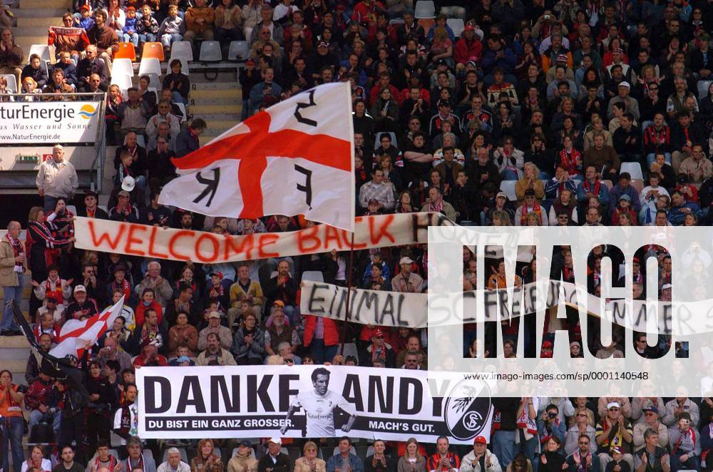 Die Freiburger Fans begrüßen ihr Dream-Team und bedanken sich gleichzeitig bei ihrem Dauerbrenner Andreas Zeyer, der seinen Abschied zum Saisonende bekannt gegeben hat Fußball 1. BL Herren 100 Jahre SC Freiburg 2004, Geburtstag, Jubiläum, Jubiläumsspiel, Dreamteam Totale Vereinsjubiläum Freiburg, Abschied, Verbaschiedung, verabschieden