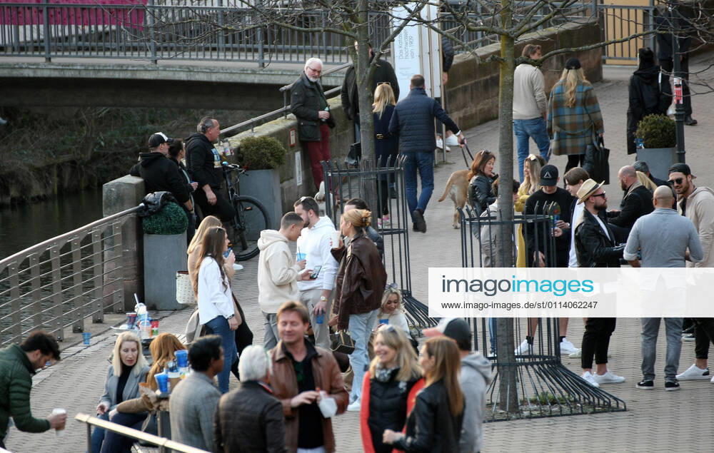 Large Crowd of People , Gatherings , Meeting for an Aperitif without Mask : The citizens of Nurnberg seem to have forgotten the existence of the Covid 19 as the incidence of infections increases during the Hard Lockdown of the Covid 19 Coronavirus Pandemie in Nurnberg , Bayern , Deutschland . February 24, 2021.