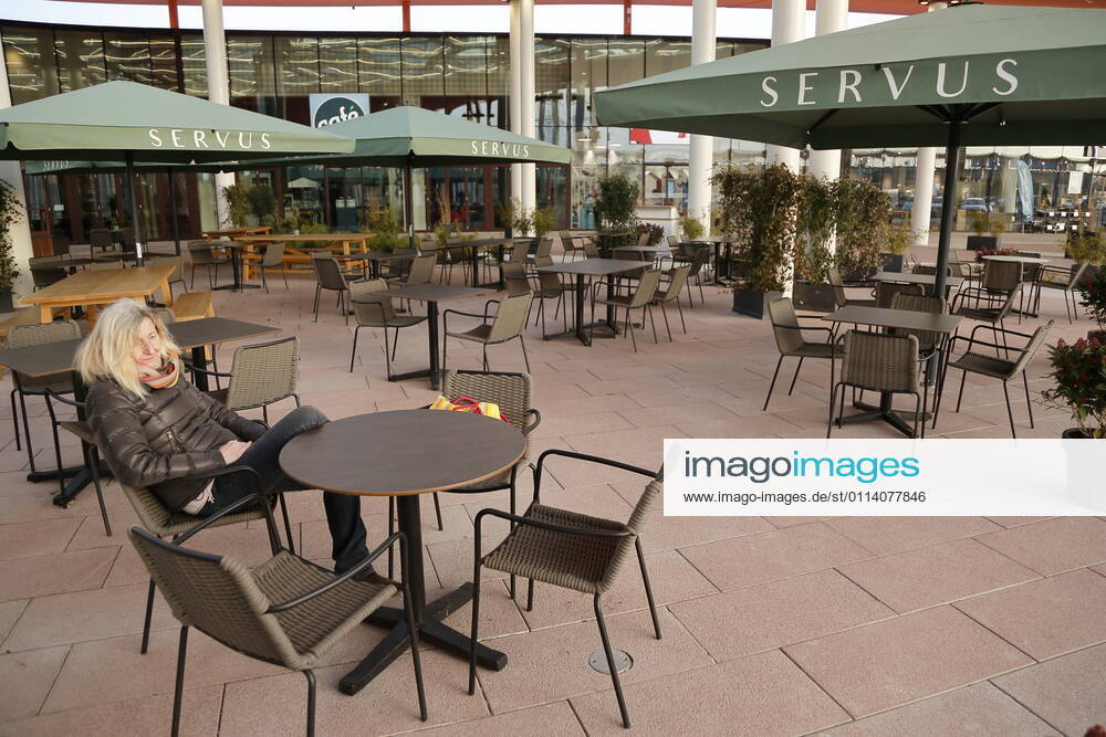 Corona situation in Outlet Center Parndorf, 23 02 2021 Corona pandemic, Corona, Corona virus, CoV 2, Covid 19, Sars, virus, virus infection, pandemic, Corona crisis, viral disease, Coronavirus, SARS CoV 2 Restaurant SERVUS in PADO Gastronomy, economic crisis, economy, hos AVN10100245439