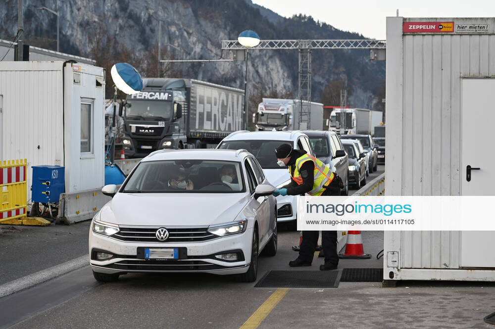 Border controls at the Austrian-German border ,border crossing Kiefersfelden border police officers control motorists entering Bavaria from Tyrol Austria to Bavaria Germany