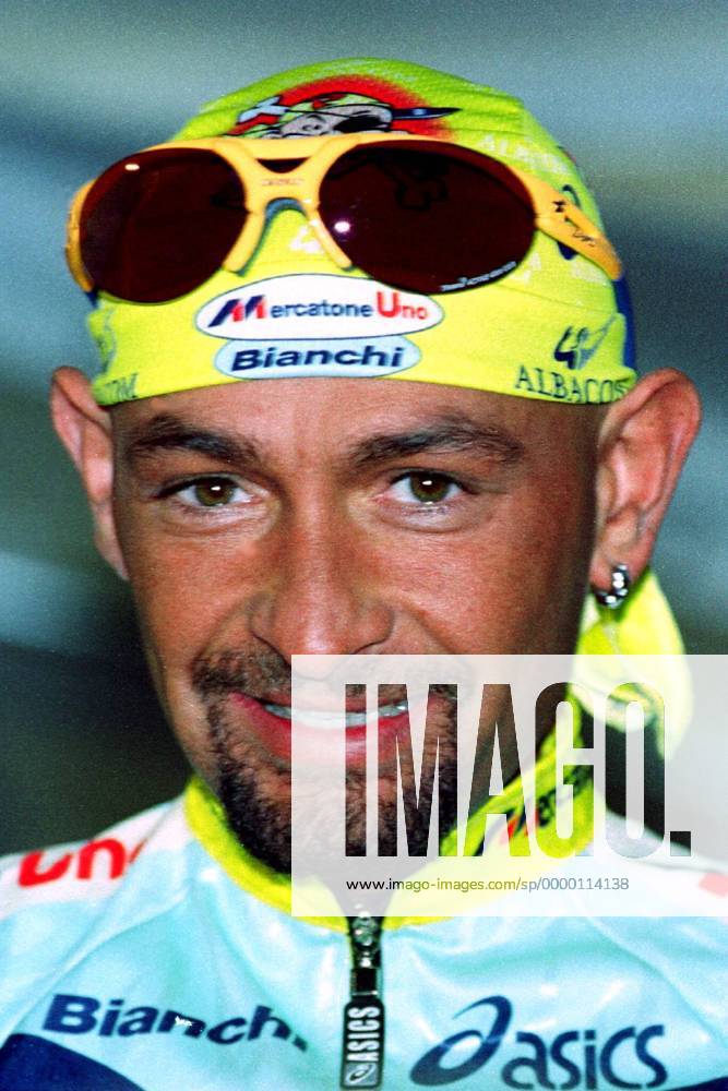 Marco Pantani (Team Mercatone Uno, Italien) vor dem Start Radsport Herren Klassiker Mailand - San Remo 1999, Frühjahrsklassiker, Straßenradsport, Straße, Straßenrennen Porträt Mailand
