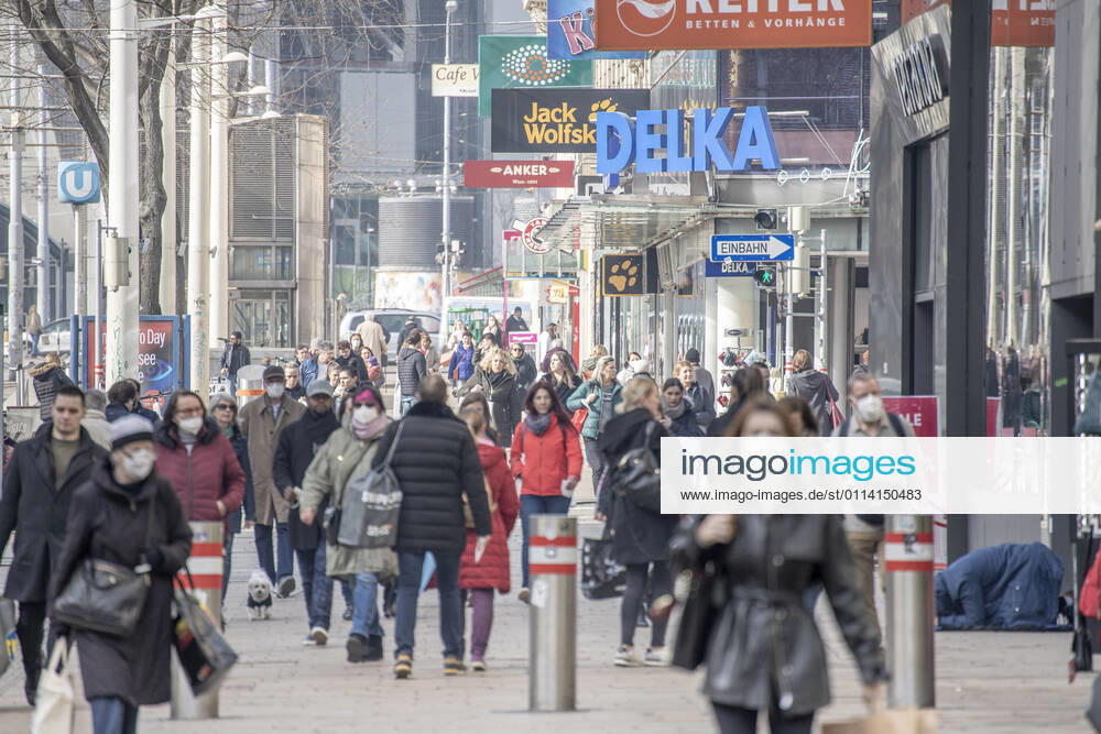 Corona virus in Austria: Rising infection rates Seit den ersten Lockerungen und der damit einhergehenden Öffnung des Handels im dritten Lockdown steigen die Infektionszahlen in Österreich wieder an. Im Bild: Die beliebte Einkaufsstraße ,,Mariahilfer Straße ist bereits am Vormittag stark frequentiert. Geschäfte werben mit Rabattaktionen um Kundinnen und Kunden. Wien, Österreich. 25.02.2021