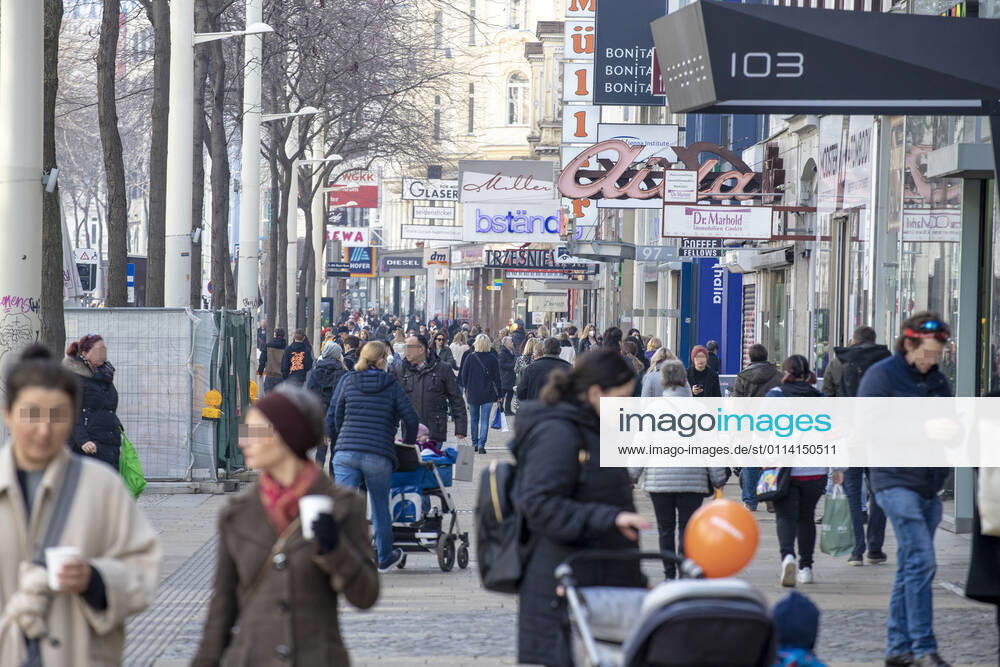 Corona virus in Austria: Rising infection rates Seit den ersten Lockerungen und der damit einhergehenden Öffnung des Handels im dritten Lockdown steigen die Infektionszahlen in Österreich wieder an. Im Bild: Die beliebte Einkaufsstraße ,,Mariahilfer Straße ist bereits am Vormittag stark frequentiert. Geschäfte werben mit Rabattaktionen um Kundinnen und Kunden. Wien, Österreich. 25.02.2021