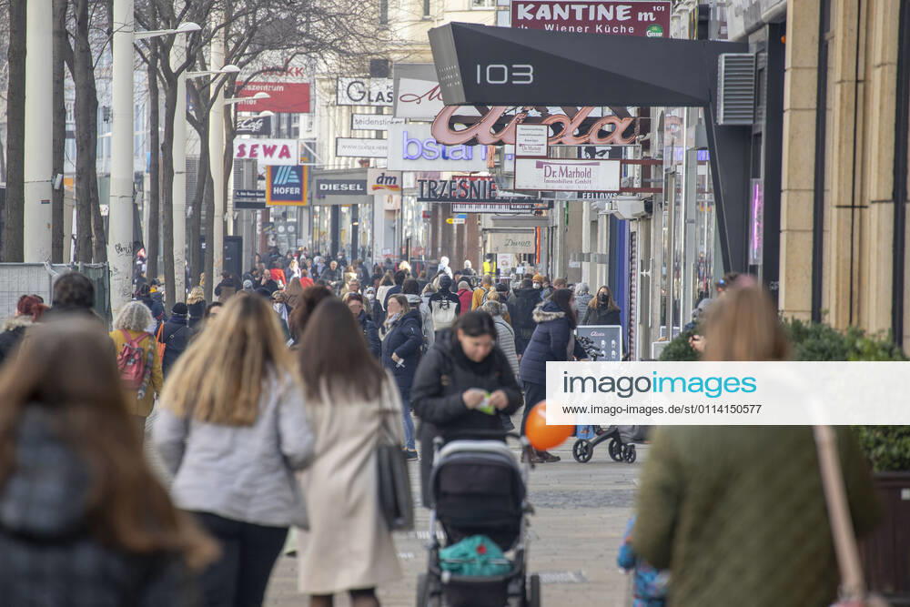 Corona virus in Austria: Rising infection rates Seit den ersten Lockerungen und der damit einhergehenden Öffnung des Handels im dritten Lockdown steigen die Infektionszahlen in Österreich wieder an. Im Bild: Die beliebte Einkaufsstraße ,,Mariahilfer Straße ist bereits am Vormittag stark frequentiert. Geschäfte werben mit Rabattaktionen um Kundinnen und Kunden. Wien, Österreich. 25.02.2021