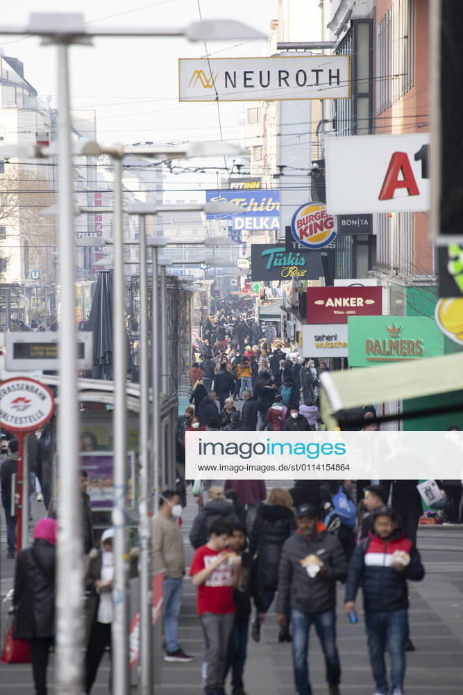 Corona virus in Austria: Rising infection rates Seit den ersten Lockerungen und der damit einhergehenden Öffnung des Handels im dritten Lockdown steigen die Infektionszahlen in Österreich wieder an. Im Bild: Fußgängerzone ,,Favoritenstraße ist am Nachmittag besonders stark frequentiert. Blick vom Reumannplatz in Richtung Stadtzentrum. Wien, Österreich. 25.02.2021