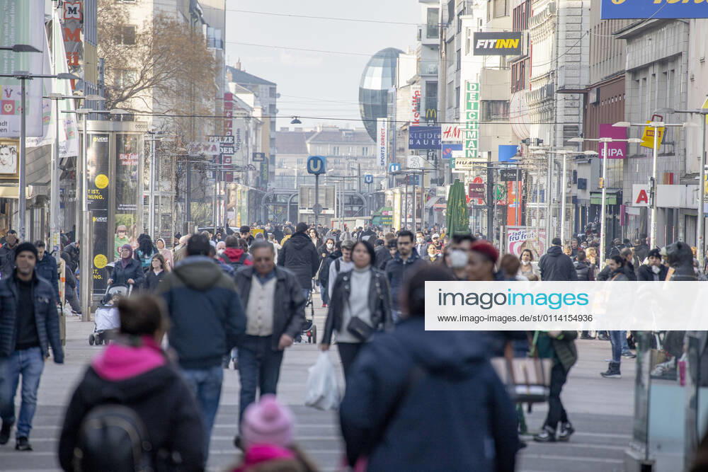 Corona virus in Austria: Rising infection rates Seit den ersten Lockerungen und der damit einhergehenden Öffnung des Handels im dritten Lockdown steigen die Infektionszahlen in Österreich wieder an. Im Bild: Fußgängerzone ,,Favoritenstraße ist am Nachmittag besonders stark frequentiert. Blick vom Reumannplatz in Richtung Stadtzentrum. Wien, Österreich. 25.02.2021