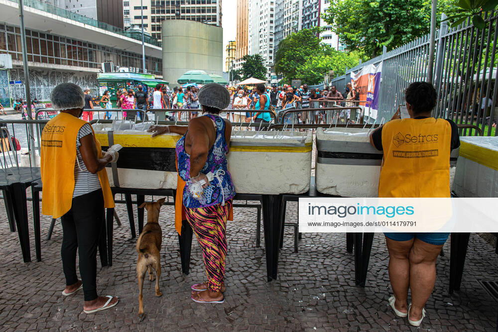 COVID-19 Food Assistance in Brazil RIO DE JANEIRO, BRAZIL, FEB 25: COVID-19 FOOD ASSISTANCE - NGO volunteers distribute free meal to people in precarious situations during the COVID-19 pandemic at downtown Rio , on Feb. 25, 2021. Rio de Janeiro Brazil 6209_232873