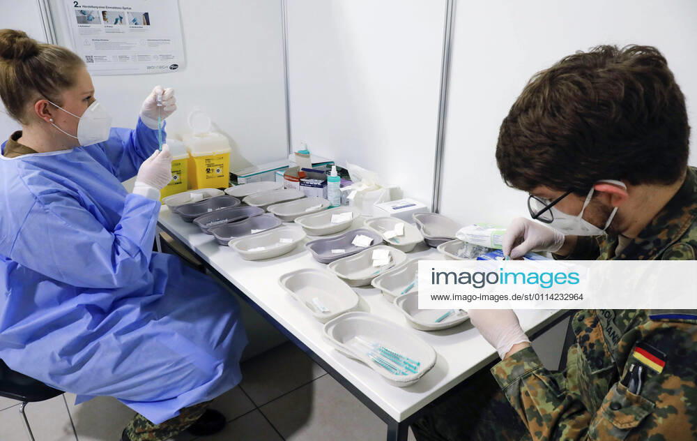 Impfzentrum Schoenefeld Schoenefeld, DEU, 26 02 2021 Syringes are filled with Covid19 Biontech Pfizer vaccine Comirnaty by soldiers of the German Armed Forces, in the vaccination centre at terminal 5 of BER airport Schoenefeld Brandenburg Germany