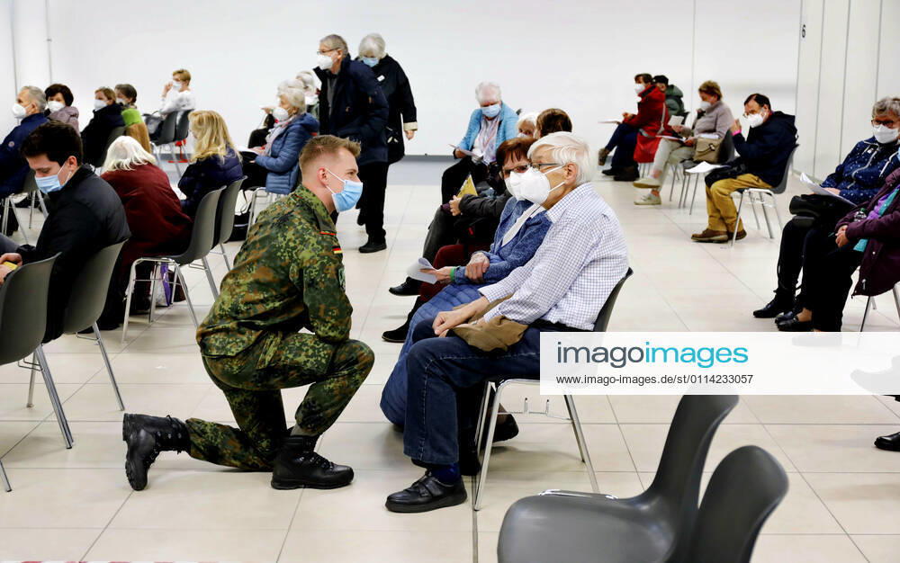 Vaccination center Schoenefeld Schoenefeld, DEU, 26 02 2021 Vaccinees and a soldier of the German armed forces in the vaccination center in terminal 5 of the BER airport Schoenefeld Brandenburg Germany