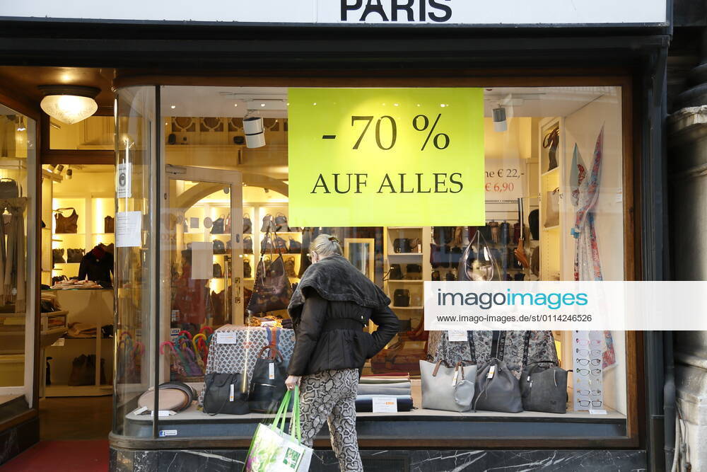 Coronas stuation in Vienna Vienna, Innere Stadt, 25 02 2021 Corona pandemic, Corona, Corona virus, CoV 2, Covid 19, Sars, virus, virus infection, pandemic, Corona crisis, viral disease, Coronavirus, SARS CoV 2 economic crisis, economy, trade, sale, clearance sale, clearance sale, shop Vienna Austria AVN101002455102